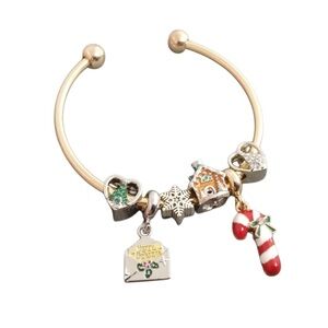 🎄 Gold Christmas Charm Bangle Bracelet